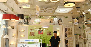 日耀線(xiàn )下門(mén)店展示