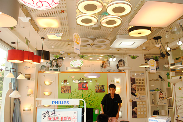 日耀線(xiàn )下門(mén)店展示